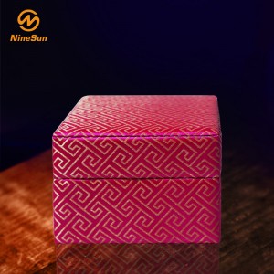 Culoare roșie cutie de burete pentru femeie