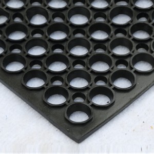 Covoraș de cauciuc antiderapant cu gaură de drenaj pentru loc de joacă