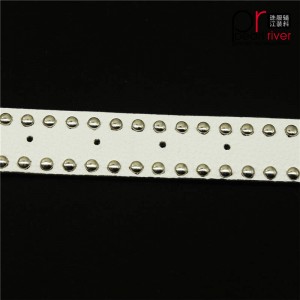 Ultima curea de curea din piele albă cu cataramă metalică