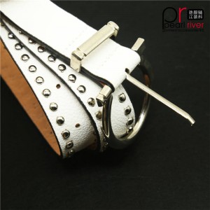 Ultima curea de curea din piele albă cu cataramă metalică