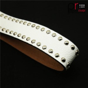 Ultima curea de curea din piele albă cu cataramă metalică