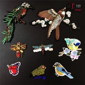 Patch-uri brodate cu animale și flori