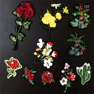 Patch-uri brodate cu animale și flori