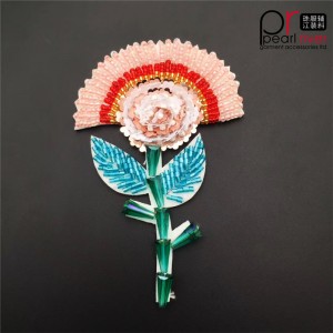 Patch-uri brodate cu animale și flori