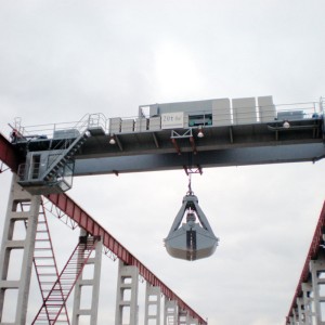 Macara aeriană dublu cu grinzi cu prindere