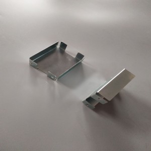 Piese metalice cu zinc albastru