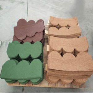 Tigla colorată din piatră pe scară de pește