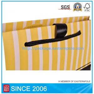 Pungă de hârtie de lux de culoare roz, cu panglică