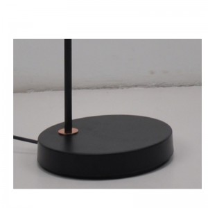 Lampa de podea cu nuanță metalică și regla funcția de umbră