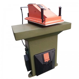 Mașină de presat cu talpa de trecere a încălțămintei