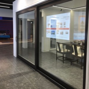 Ușă glisantă din sticlă