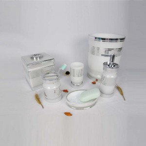 Set elegant de baie alb cu linie de argint