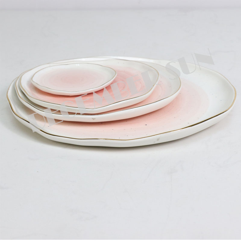 Un vas larg de ceramică pentru desert cu o farfurie de ceramică