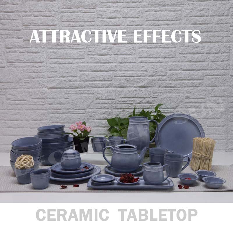 Un vas larg de ceramică pentru desert cu o farfurie de ceramică