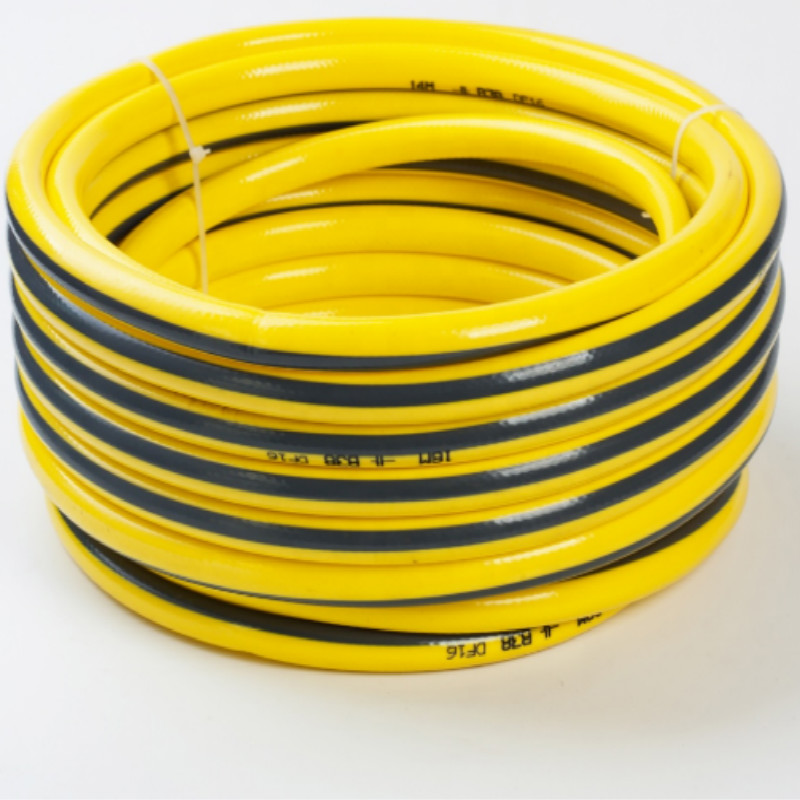 Împletit din fibre flexibile colorate, consolidează furtunul de apă din grădină din PVC