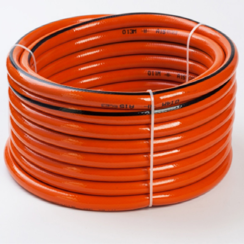 Împletit din fibre flexibile colorate, consolidează furtunul de apă din grădină din PVC