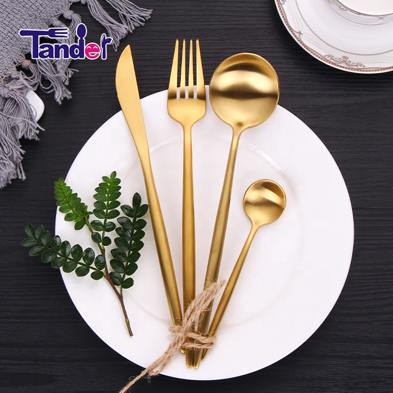 Set de tacâmuri aurite placate cu polonez mat