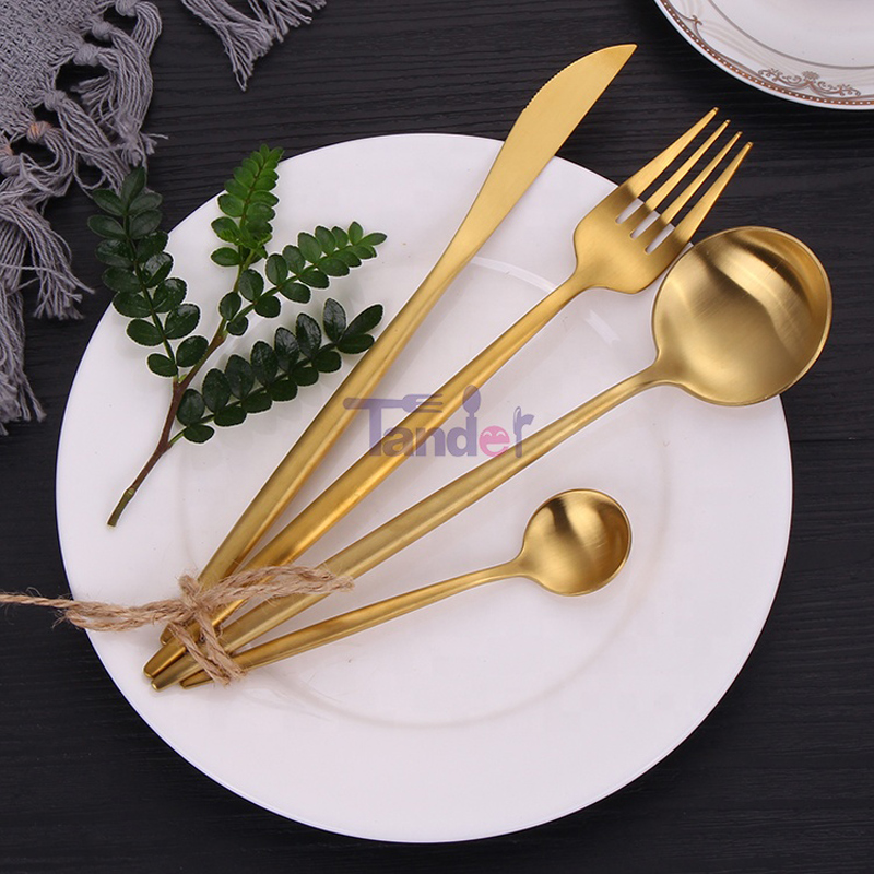 Set de tacâmuri aurite placate cu polonez mat