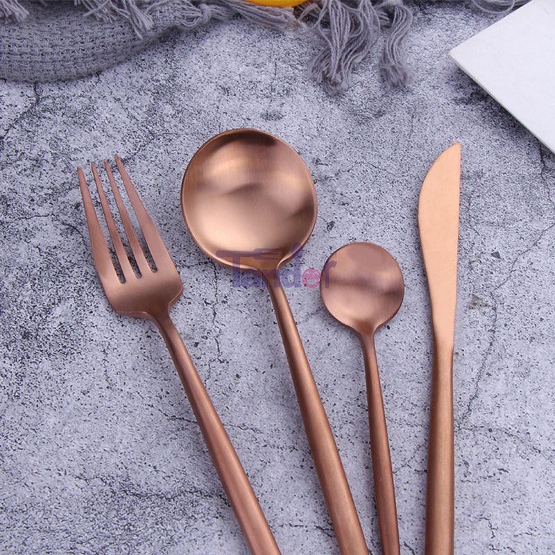 Set de tacâmuri aurite placate cu polonez mat