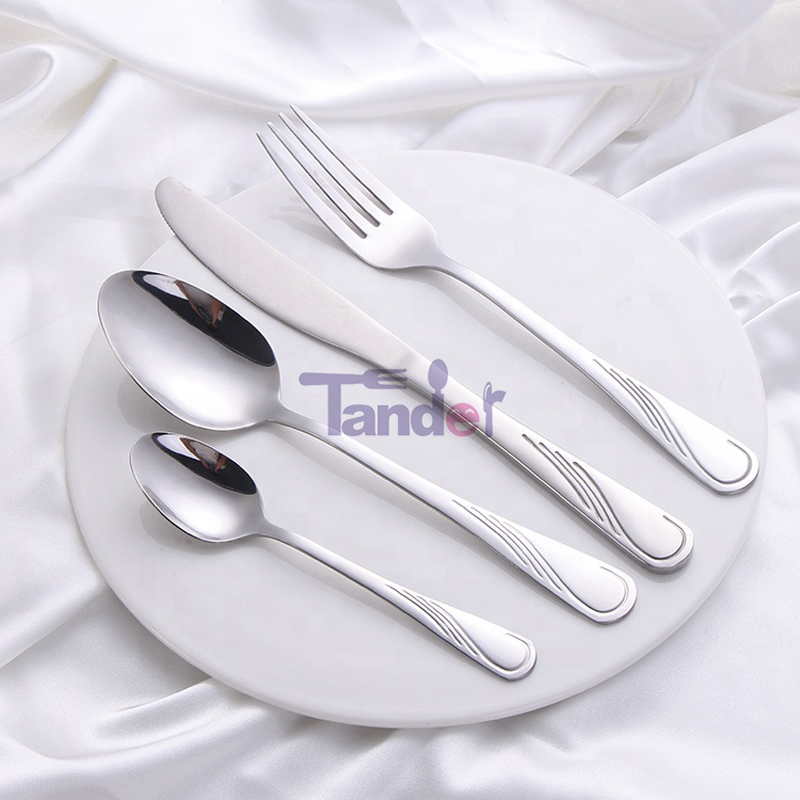Set de tacâmuri reutilizabile din ținută ieftină cu model
