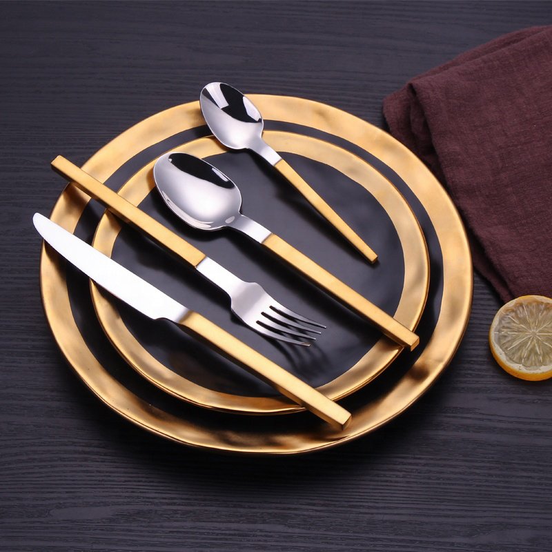 tacâmuri din metal mat din aur / negru cu mâner negru