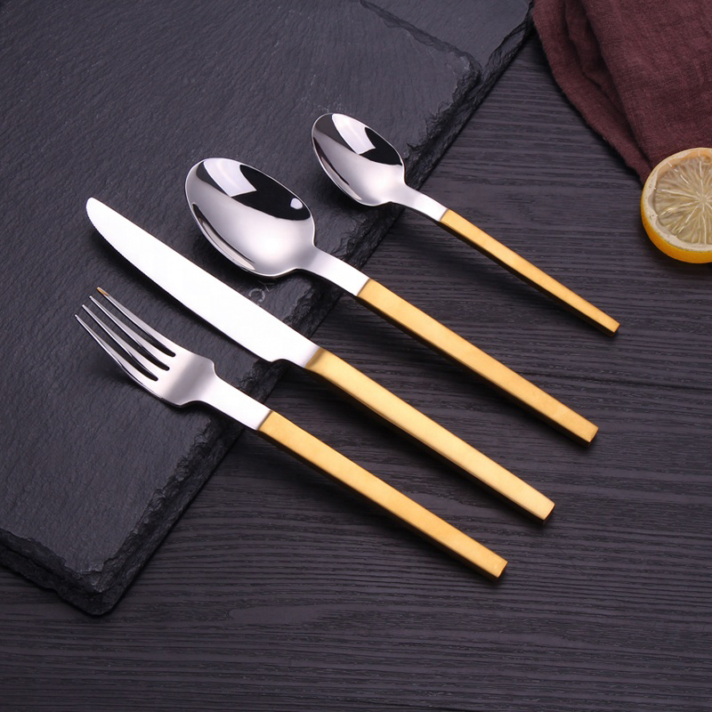 tacâmuri din metal mat din aur / negru cu mâner negru