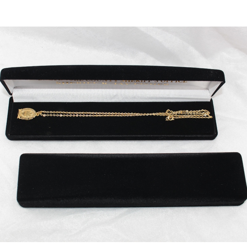 Cutie de catifea neagră personalizată cu ridicata D-11 pentru ecuson și colier