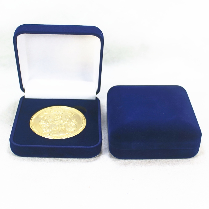 Articol F-80 Cutie de catifea formă rotundă pentru monedă, ecuson și brățară, etc, mm. 90 * 95 * 38, greutate aproximativ 86g