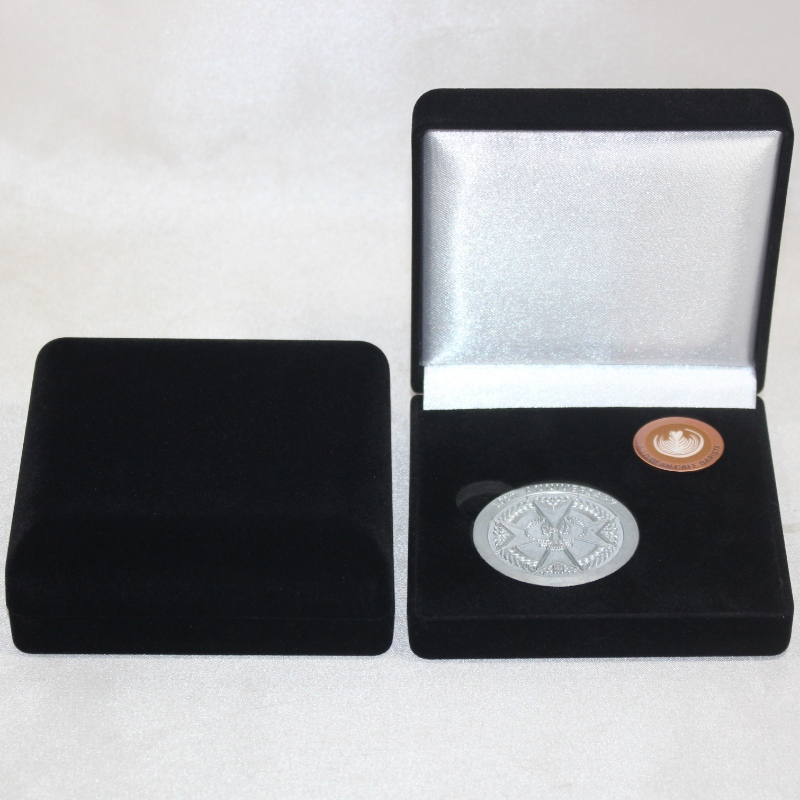 Articol D-33L Cutie de catifea formă rotundă pentru monedă, medalie și ecuson, mm. 100 * 100 * 39mm, cântărește aproximativ 96g