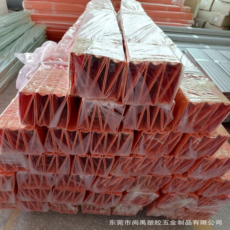 Extrudarea profilelor de canal din plastic personalizate din pvc pentru ambalarea oțelului