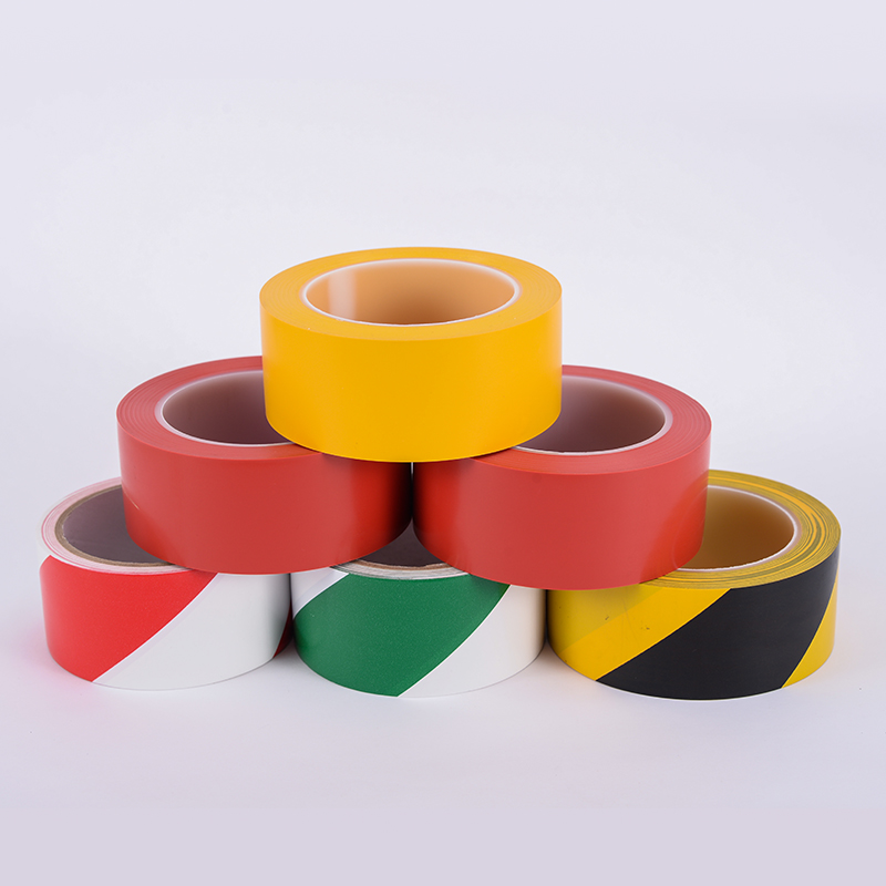 Introducerea lipiciului pentru podeaua de avertizare