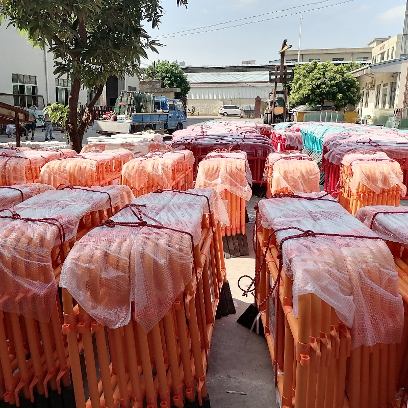 Bariera pietonala pentru concerte, evenimente sportive si parade baricada din plastic Bariera parcarii din PVC Bariera rutiera a vehiculului