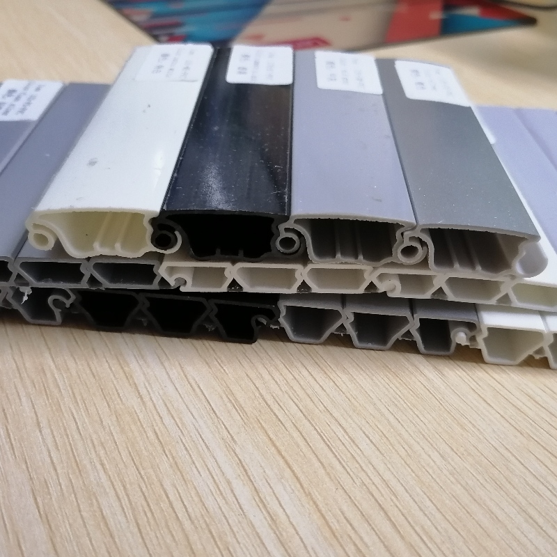 obloane din PVC rezistente la foc lamelă profil obloane din PVC profil co-extrudat lamelă din profil PVC pentru ușa dulapului