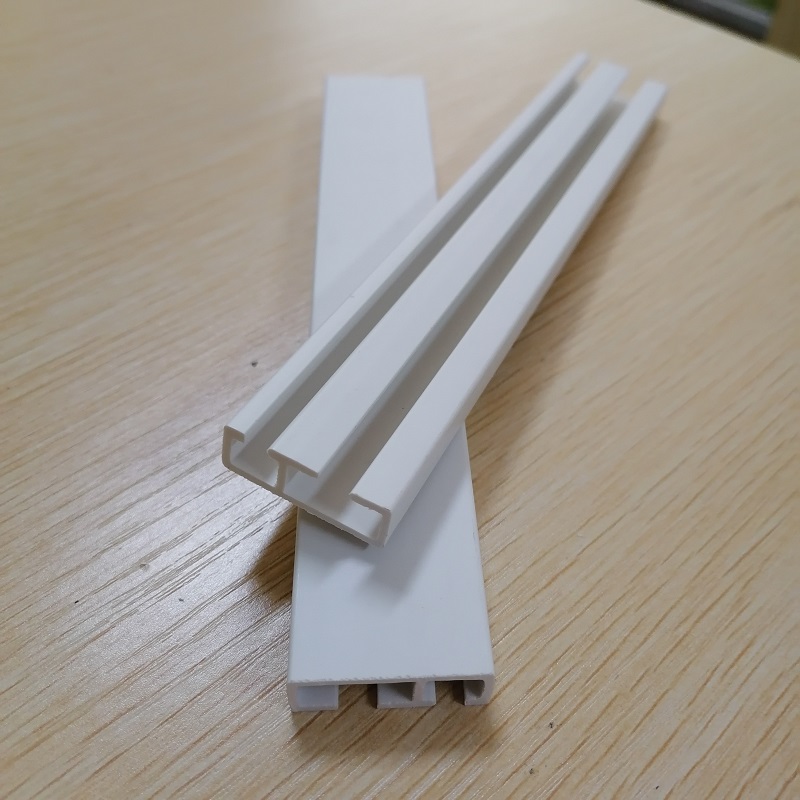 Proiectare și profil personalizat pentru piste rigide din pvc în formă de E pentru partea culisantă a perdelei