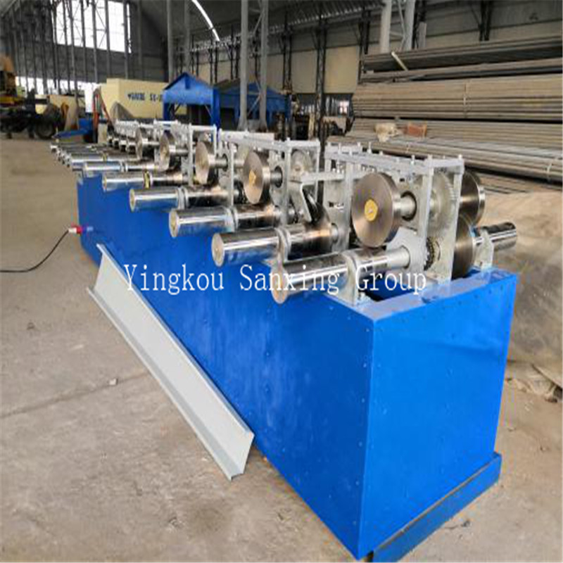 Mașină cu panouri în formă de ventilator pentru acoperișuri cu cupole în picioare