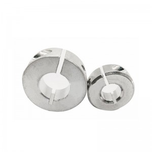 Mașina de frezat CNC prelucrând clema de aluminiu cu blocare rapidă