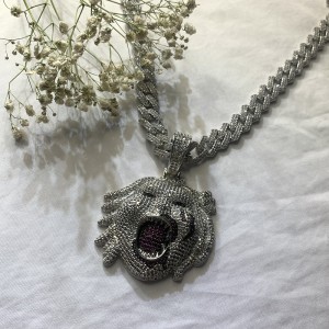 Jokerul plin de pandantiv de zircon