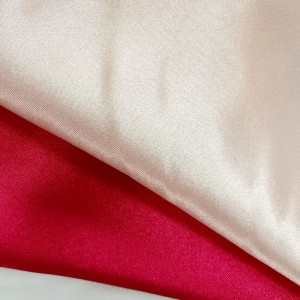 Reciclați moda poliesterică