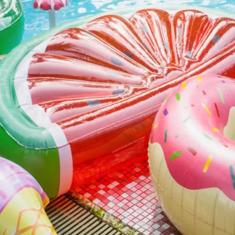 Cum să curățați plutele piscinei fără a arunca găuri?