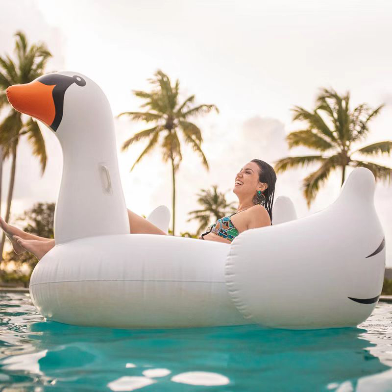 Cum să curățați plutele piscinei, astfel încât să dureze toată vara de -a lungul?