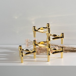 Sfeșnic triunghiular