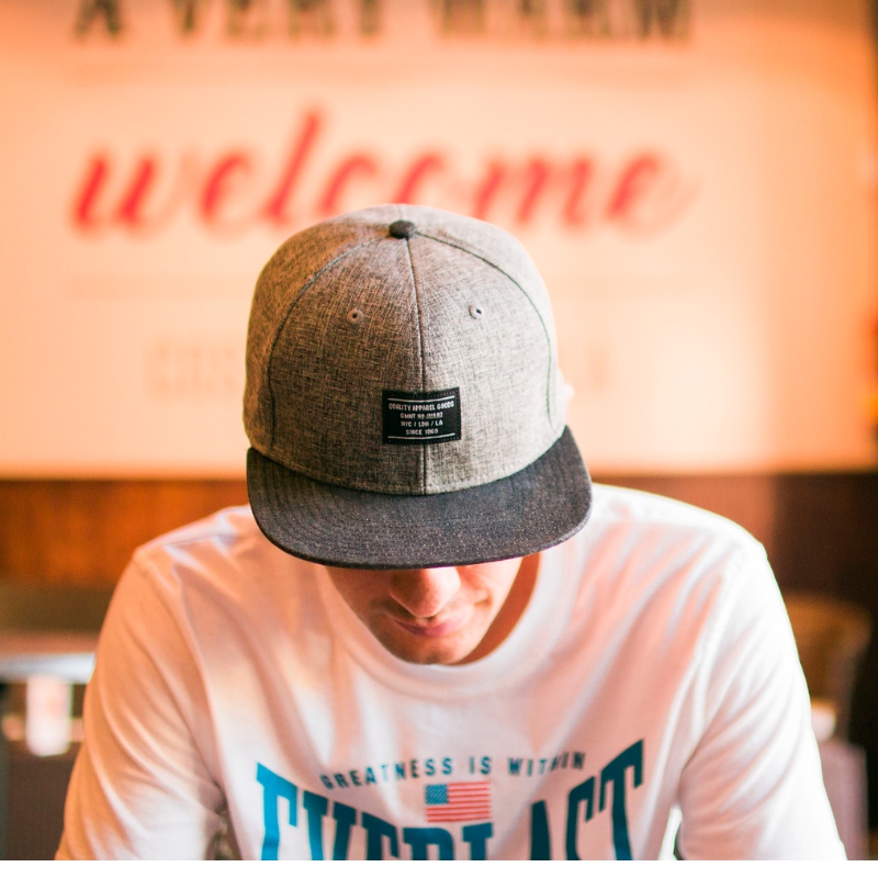 Care este diferența dintre snapbacks și pălăriile de camionier?