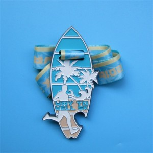 Trofeul sport și medalia de deschidere a sticlelor de medalii care rulează sport