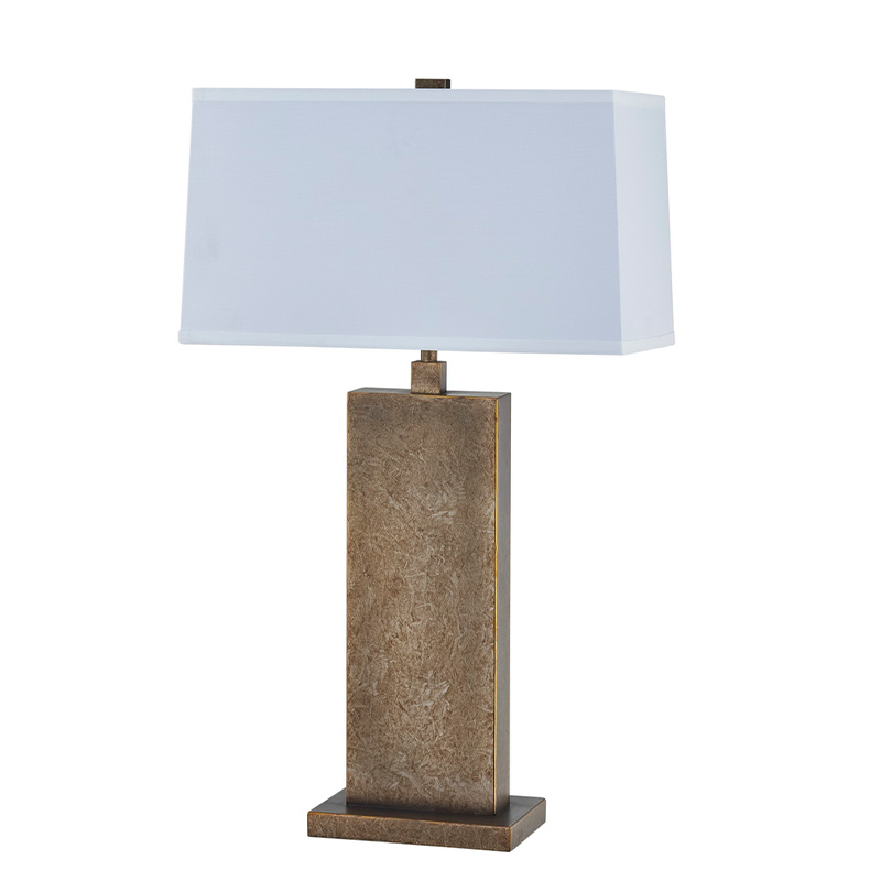 Lampa decorativă de masă antică de fier la intrarea în spațiul public