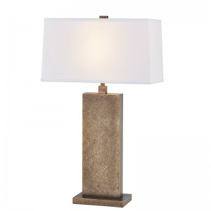 Lampa decorativă de masă antică de fier la intrarea în spațiul public