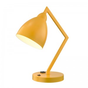 Lampa de birou cu braț metalic fix și cap cu o priză integrată și comutator de rocker/off la bază pentru camera de oaspeți