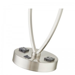 Dormiți o lampă de masă ușoară cu finisaj denichel periat, un comutator de balansoar pe/off și două prize la camera de oaspeți