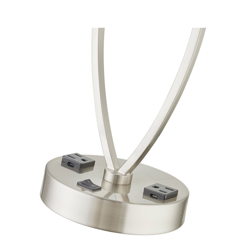 Dormiți o lampă de masă ușoară cu finisaj denichel periat, un comutator de balansoar pe/off și două prize la camera de oaspeți