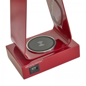 Lampa de birou minusculă cu finisaj roșu, un port de încărcare USB, o stație de încărcare wireless și un comutator de balansoar pe camera de oaspeți