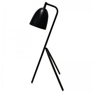 Lampa de birou cu trei picioare cu finisajnegru și un comutator de balansoar pe o linie de oaspeți